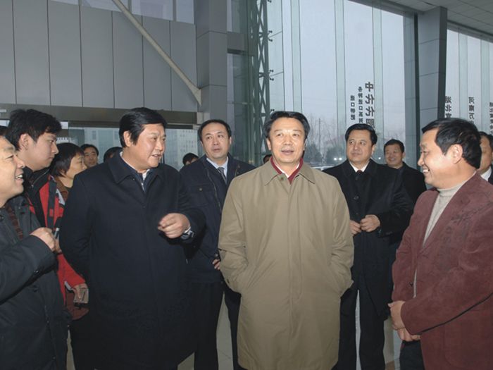 时任中华全国供销合作总社党组书记王君（前排右二）到好色先生APP下载安装集团调研