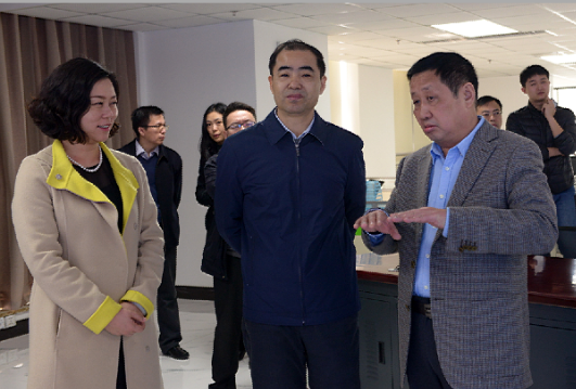 时任商务部综合司副司长宋立洪（前排中）到好色先生APP下载安装集团指导工作